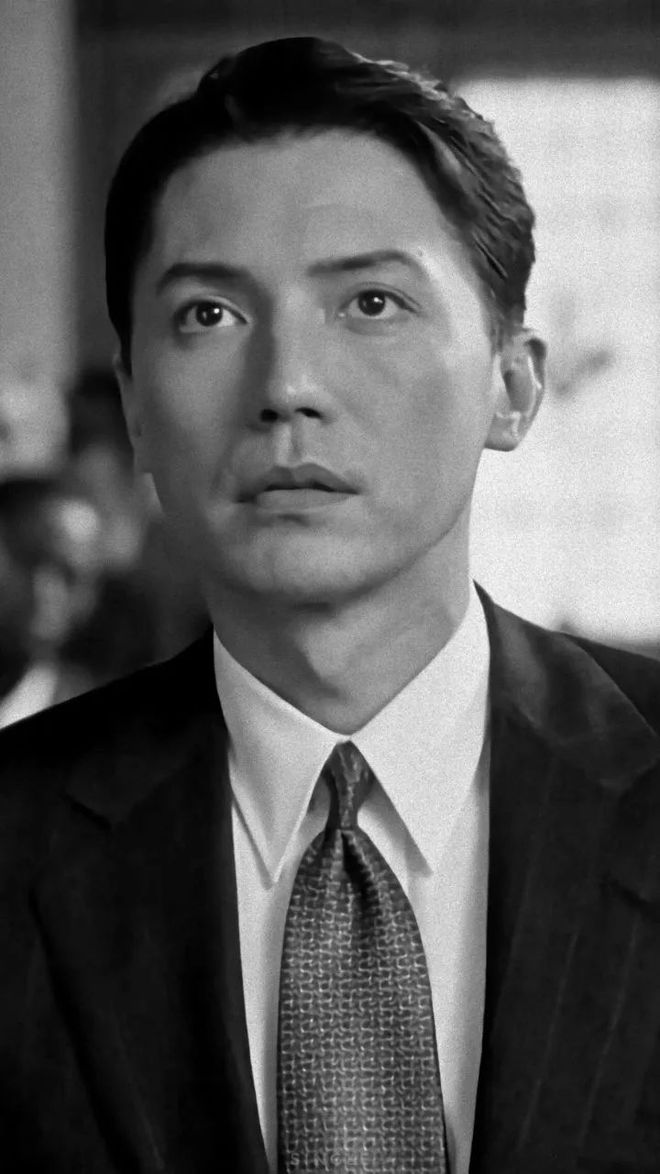 尊龙d88真人手机版龙：亚洲第一美男生于香港成名好莱坞无父母无后世隐居加邦